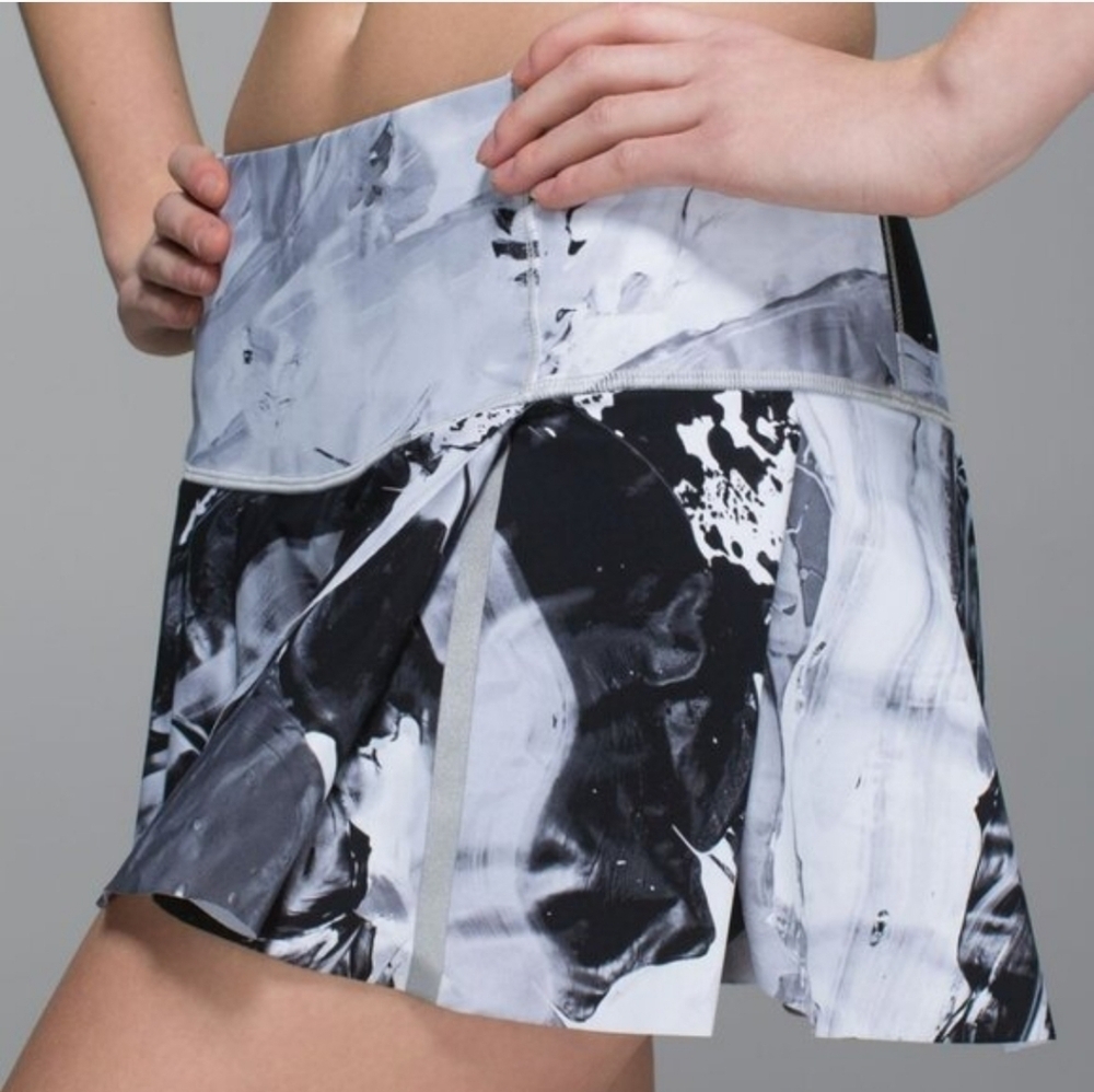 Lululemon Hit Your Stride Skirt Biggie Pigment Wave White Black Size 6 EUC